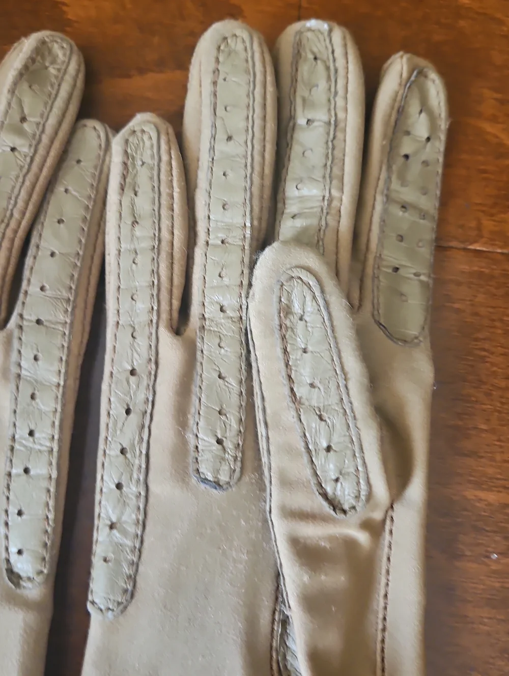 Vintage Isotoner Tan Driving Gloves Stretch Nylon Spandex One Size 9" x 3 ½" - Picture 5 of 9